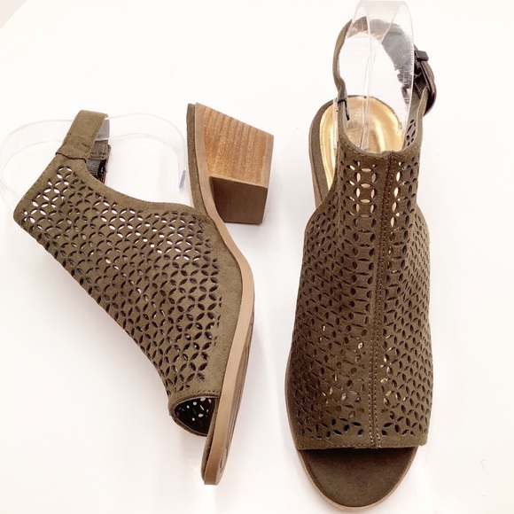 {Carlos by Carlos Santana} Deandra Heeled Sandals - Picture 7 of 8